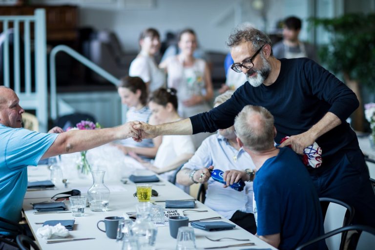 Massimo Bottura ai tavoli del refettorio|Il Compasso d'Oro 2020 per Food for Soul|Un refettorio Food for Soul