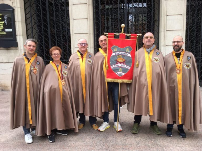 Confraternita del Lesso|Dotta Confraternita del Tortellino di Bologna|ordine del raviolo|Investitura nella Venerabile Confraternita del Bacalà alla Vicentina|corteo della Arciconfraternita del Chinotto|Priore della Confraternita della Tagliatella Romagnola|Alti dignitari del Sovrano Ordine dei Cavalieri della Grappa e del Tomino|Ordine Obertengo dei Cavalieri del Raviolo e del Gavi|Confraternita dei Tortel Dols promuove i ravioli tipici della bassa parmense|investitura nella gilda dei formaggi|Confraternita del Lesso e della Pearà||