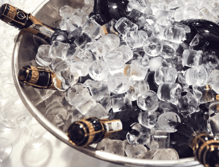 cestello di ghiaccio e vini spumanti