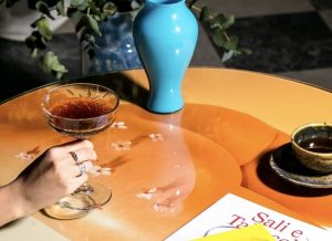 tavolo con riviste e caffè|tavolo con bicchiere di caffè|tazze Contemporary Cluster