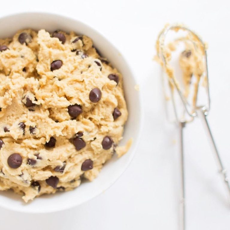 Una ciotola di impasto per biscotti con gocce di cioccolato|||