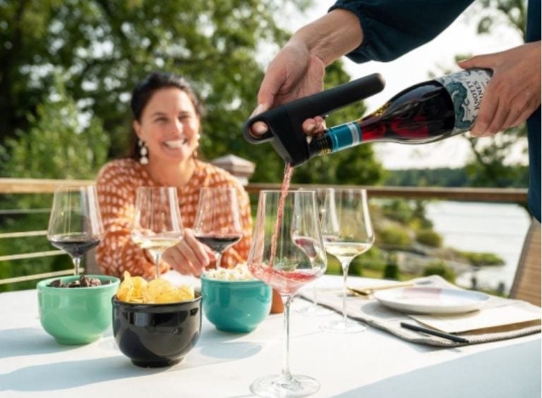 Bottiglia con tappo Pivot all'aperitivo in terrazza|Il sistema pivot di Coravin