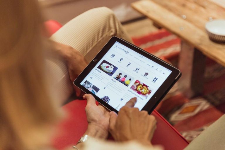 Persona con in mano un tablet che indica il sito di Cosaporto