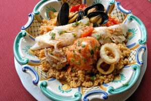Cous Cous di pesce||Cous Cous|Cous Cous con verdure e carne d’agnello|Cous cous con pesce e verdure servito all’hotel-ristorante La Villa Bleue a Sidi Bou Said