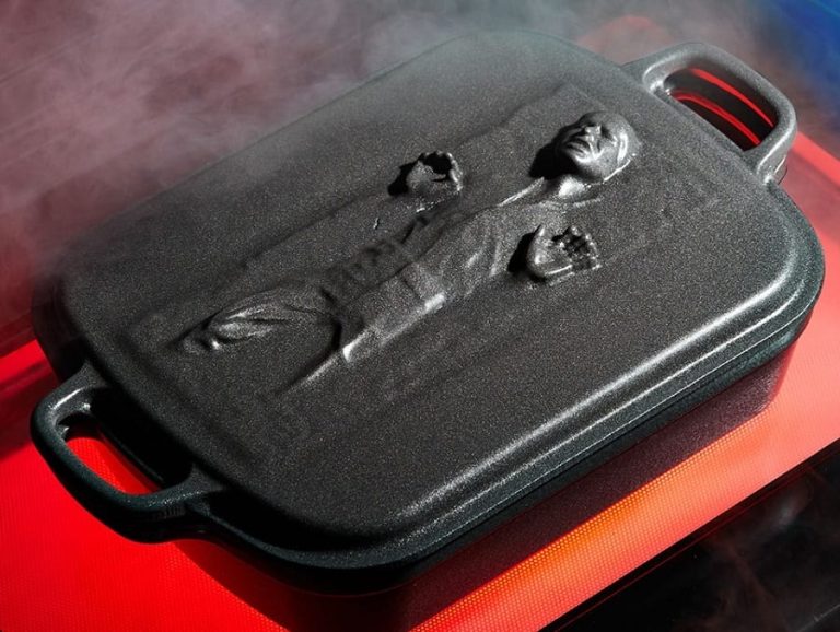 Pentola in ghisa da forno rettangolare con coperchio: Le Creuset linea Star Wars||Tre mini cocotte Le Creuset smaltate con droni Star Wars