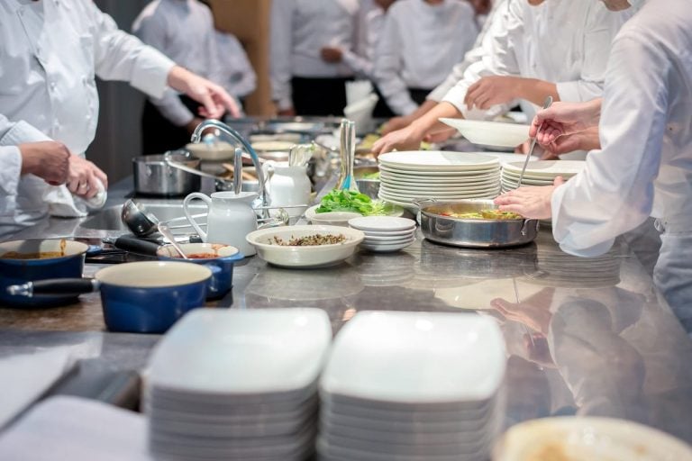 Cuochi al lavoro in cucina