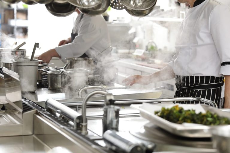 Al lavoro nella cucina di un ristorante