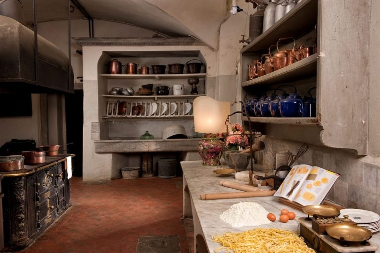 Una cucina storica di un palazzo italiano|Il castello di Chignolo Po|Il camino di una cucina antica|Cucina antica di un palazzo nobiliare