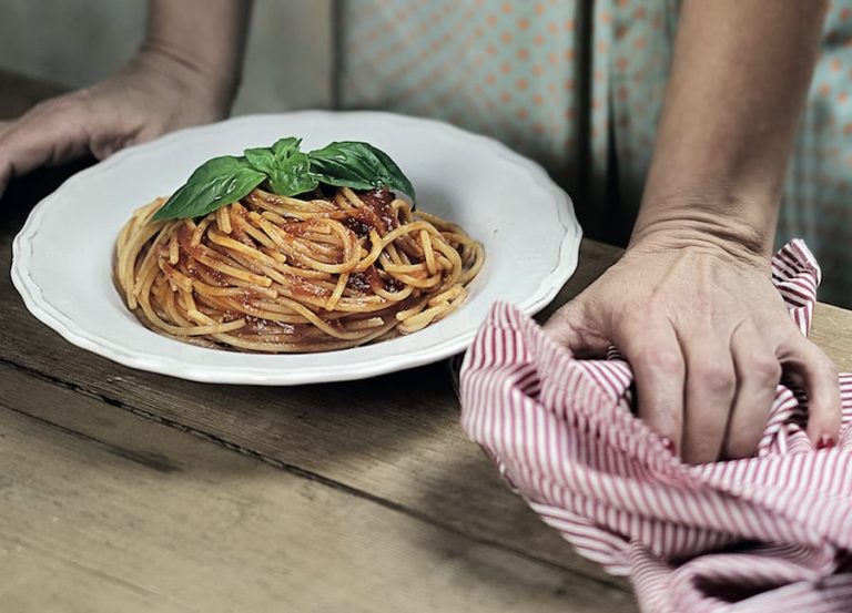 |Casatiello immagine tratta dal libro la cucina di napoli|Copertina del libro la cucina di napoli|