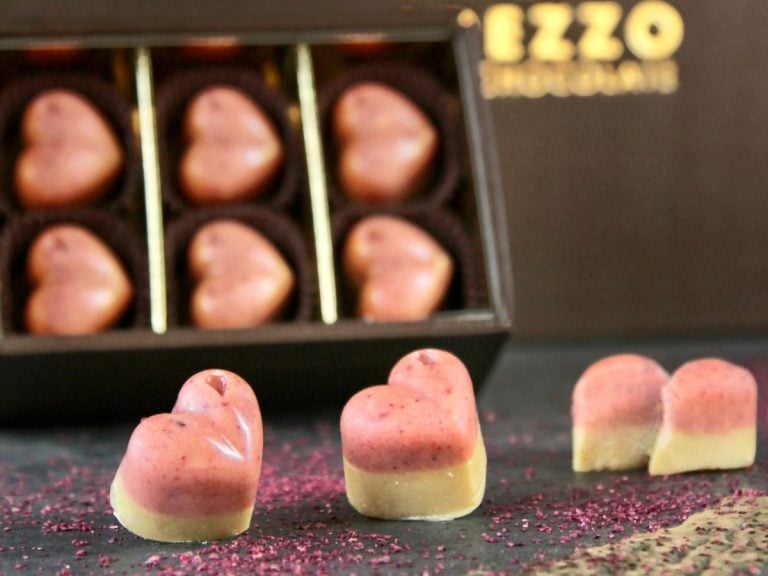 |scatola di cioccolatini assortiti per san valentino|scatola di cioccolatini san valentino|cioccolato dei trappisti a roma|cuoricini di cioccolato per san valentino|orsetti di cioccolata Velt san valentino|love is in the air cioccolateria san valentino|scatola di cioccolatini san valentino|scatola di cioccolatini crudisti