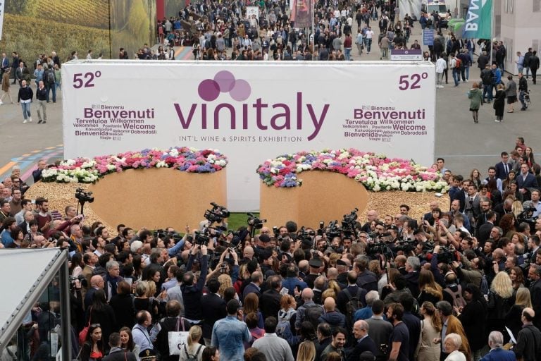 Folla a Vinitaly|Giovanni Mantovani|Gente che beve a Vinitaly|Casa Perbellini-Crudo di dentice