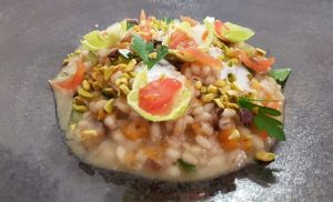 Un piatto di orzo con le verdure|