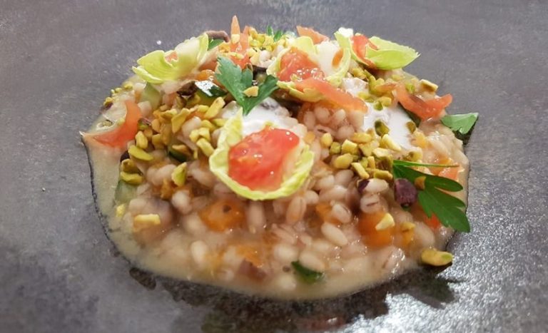 Un piatto di orzo con le verdure|
