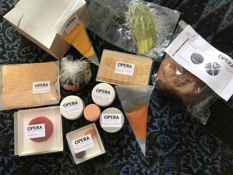 Il kit fine delivery di Opera a Torino|Il pane di Opera a Torino|Il dolce gomitolo di Opera a Torino|I fusilli di Opera da completare a casa|Asparagi con tuorlo d'uovo di Opera a Torino|Il kit fine delivery di Opera a Torino|Il kit delivery interattivo di EraGoffi|Il kit delivery interattivo di EraGoffi|La carta dei vini delivery di EraGoffi