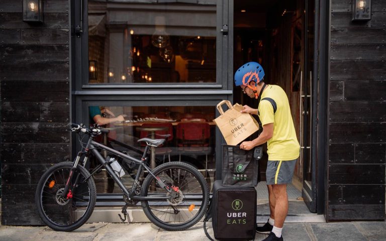Rider di UberEats fuori da un locale a New York