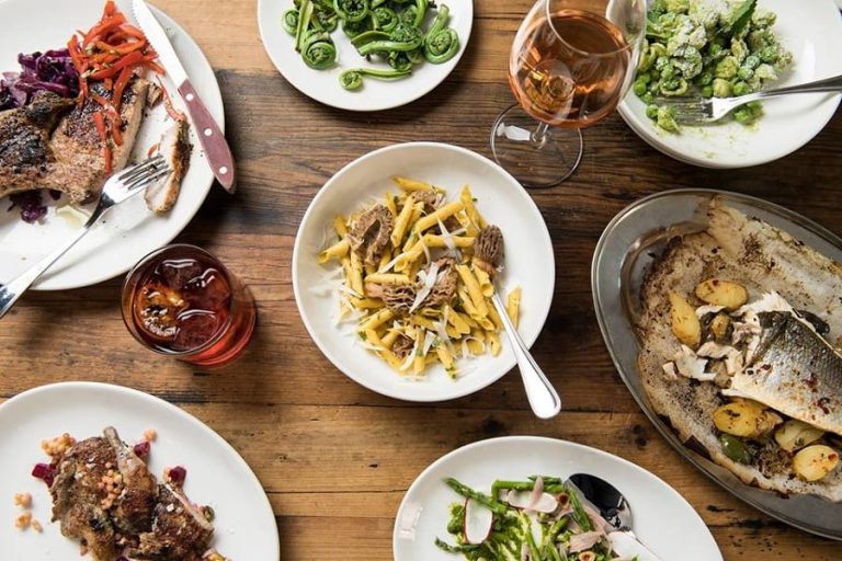 un tavolo con i piatti di cucina italiana di Dell'anima