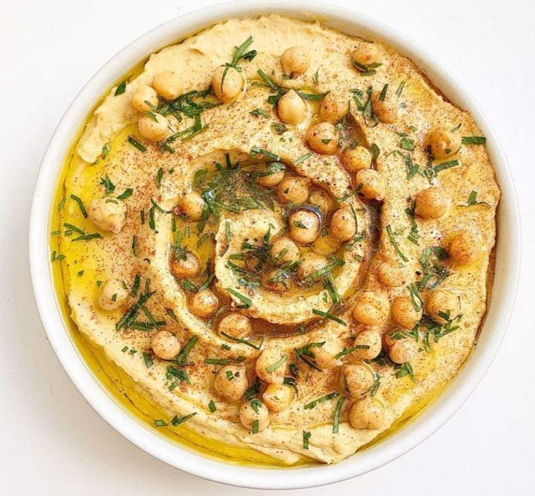 Hummus di ceci|spezie ed erbe per frittata iraniana con mano di bimbo|vongole su tagliere in legno|gelatiera anni Sessanta|ricetta illustrata con carciofo|Ricetta illustrata con salmone