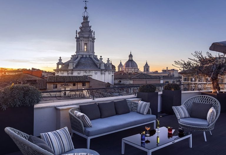 Aperitivo a Roma all'aperto: Il divanetto con salottino del Divinity Terrace|Il giradino del Madre di Roma|Il cortile del'hotel locarno roma|Aperitivo a Roma all'aperto: i tavoli in terrazza con vista del Divinity Terrace