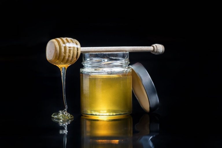 Miele|Miele. L'arnia con le api|Miele. L'arnia con le api|L'arnia con il miele|vasetti di miele|vasetto con il miele|fette biscottate e miele|vasetti di miele|miele