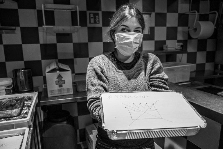 Nella cucina di SlowSud si prepara cibo da donare agli ospedali|Francesco Arnesano e le sue pizze per i medici del Policlinico Tor Vergata|Gabriele Bonci con il cibo da donare allo Spallanzani|L'ospedale Spallanzani di Roma|Food delivery di Fancy Toast pronto per gli ospedali di Milano|Personale della croce rossa riceve dolci in dono