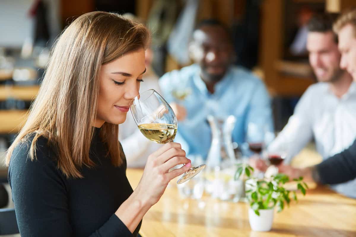 Le donne sono più predisposte a degustare vini. Lo dice la scienza