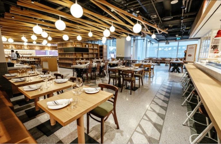 Il ristorante di Eataly a Toronto|La scala mobile che introduce a Eataly con la parete dedicata alla multiculturalità|La parete del Parmigiano da Eataly Toronto||