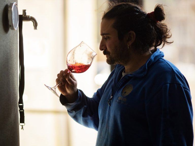 |Edoardo Ceri in cantina dove troneggiano i suoi tuolipe|Edoardo Ceri - Carmignano||