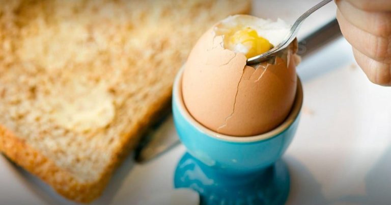 Uovo sodo e toast da Eggs&Bread a Londra|Il locale di Eggs&Bread visto dall'esterno|Un uovo sodo nel piatto sulla mensola di Eggs&Bread e la lavagna con le istruzioni per l'uso