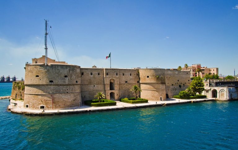 castello aragonese di taranto|Servizio in un ristorante fine dining