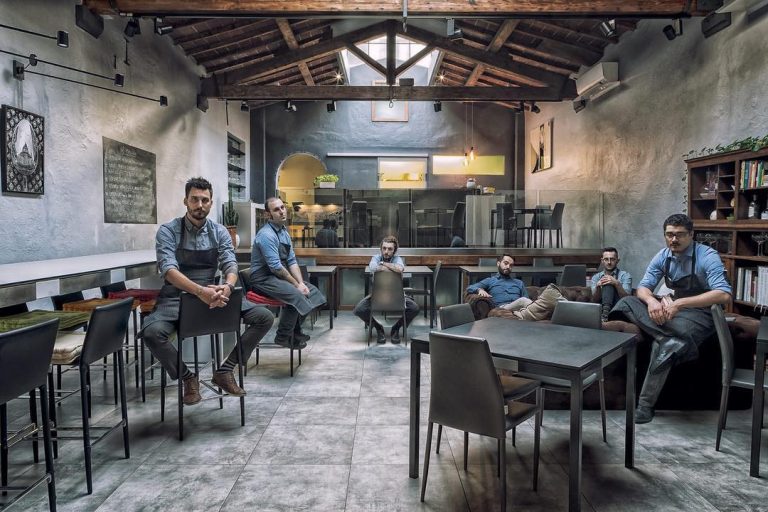 La sala di Essenziale con tutta la squadra|Simone Cipriani mangia un suo piatto|La locandina di Urban Hot Spot
