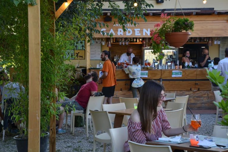 Anconella Garden|Il giardino del Baccarano a Bologna|Street food a Link Refresh di Bologna|Ononomiyaki di Maido|Il mercato ritrovato di Bologna|Lo spazio di Ride Milano|Tavoli all'aperto da Snodo Mandrione a Roma|Il giardino delle Serre Torrigiani