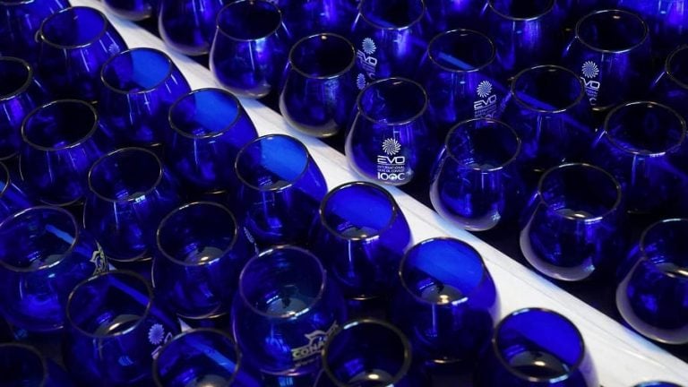 Bicchieri blu per la degustazione di olio|La giuria di Evoo seduta su una scalinata in pietra