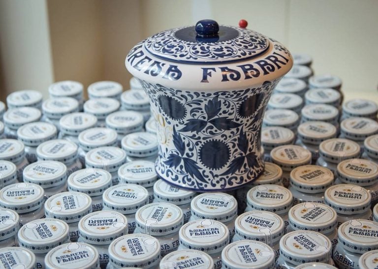 Amarena Fabbri: il vaso|Gennaro Fabbri e Rachele con il disegno del vaso|Il vaso di Amarena Fabbri con torte da decorare