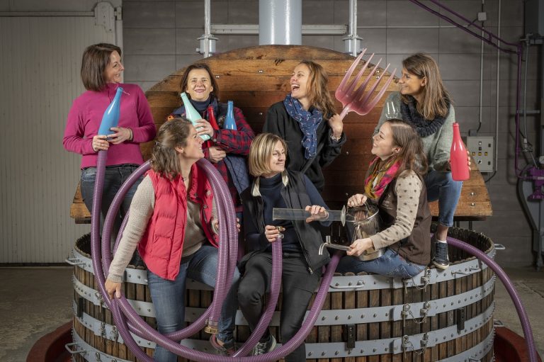 Il collettivo delle Fabulleuses|La bottiglia dello champagne Isos|Il logo delle Fabulleuses