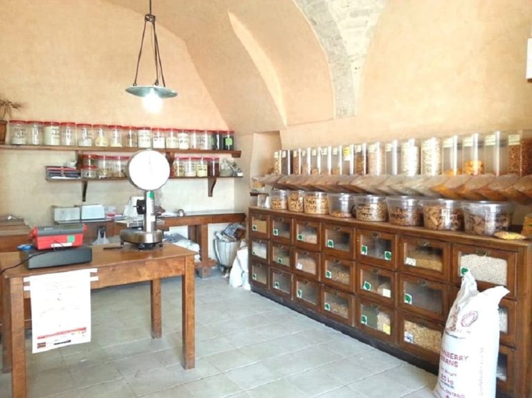 farinella bottega2|bottegaa farinella|pancotti di angelo sabatelli|mulino delle farine putignano|piatto di orzo e piatto di farinella||negozio farinela d putignano||ceci