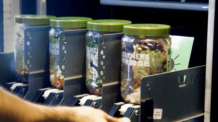 I barattoli nel distributore automatico di Farmer's Fridge|
