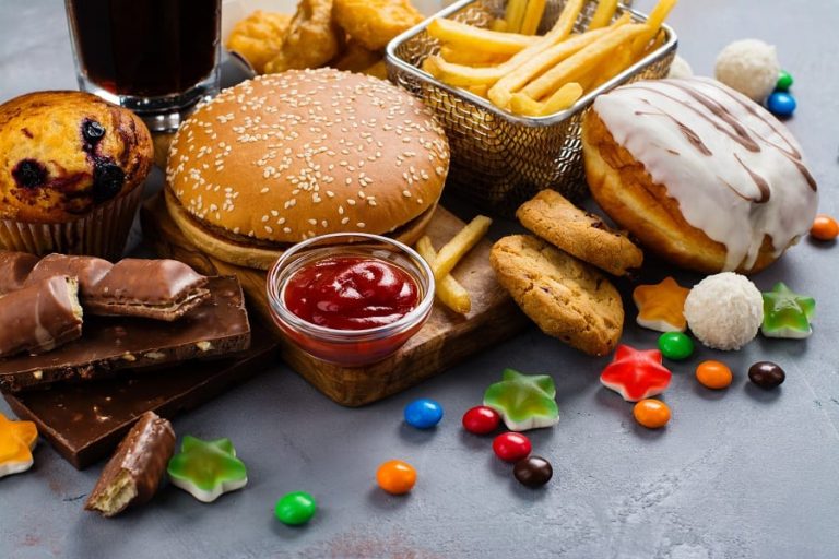 Cibo da fast food: un panino con hamburger