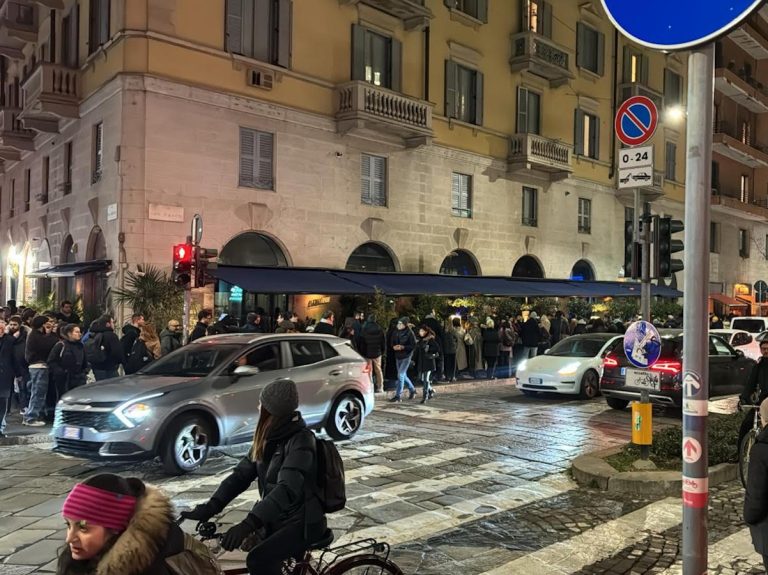 fila a milano per il ristorante di max mariola|risotrante max mariola