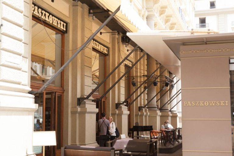 L'esterno del Caffè Paszkowski|specchiera al Paszkowski|Il banco del bar al Paszkowski|Divanetti al Paszkowski|Bottigliera al Paszkowski