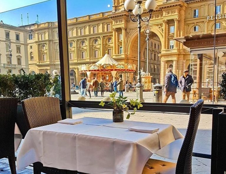 Tavolo nel dehors dell'hotel Savoy a Firenze