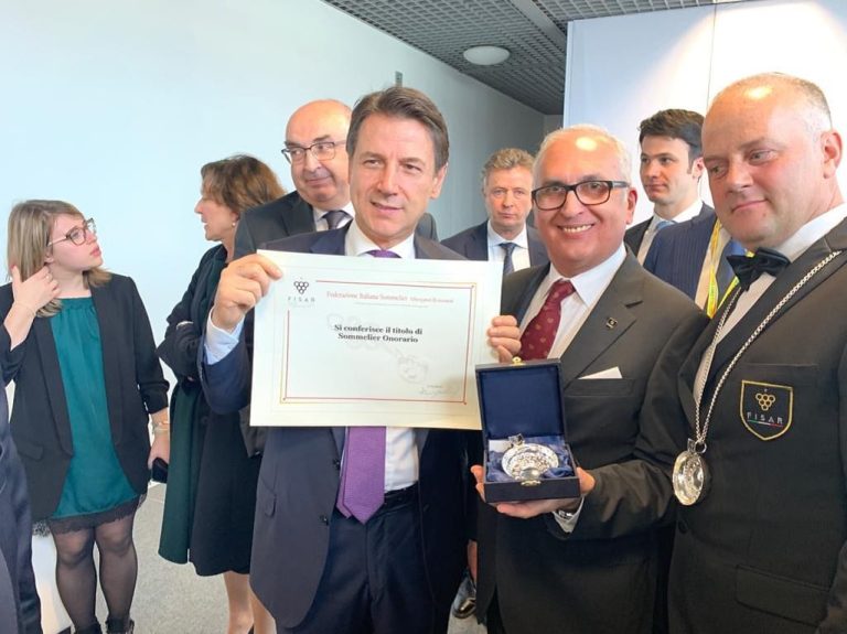 Guseppe Conte riceve il titolo di Sommelier ad honorem|Matteo Salvini con la felpa di Vinitaly||