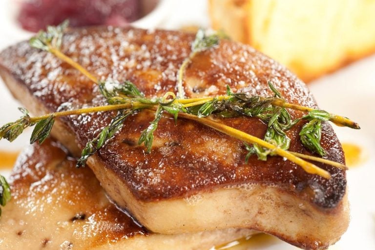 Foie gras su carne d'anatra con rametto di timo al ristorante|Oche libere alla Pateria di Sousa|Tre confezioni in vetro di foie gras Labourdette