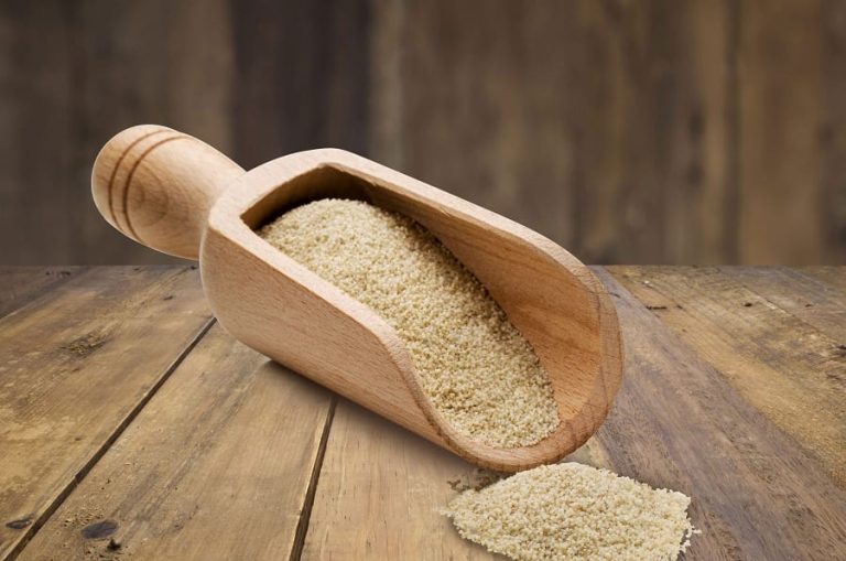 Un tavolo di legno con il fonio