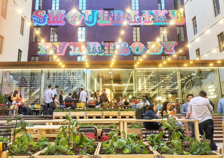 |La terrazza di Clotilde Brera di sera|Il giardino dell'Hotel Butterfly di sera