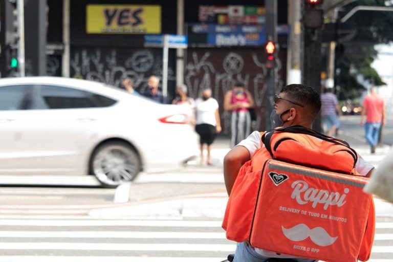 Un rider di Uber durante la donsegna di cibo a domicilio|Applicazione Uber per smartphone||Rider californiano di uber eats