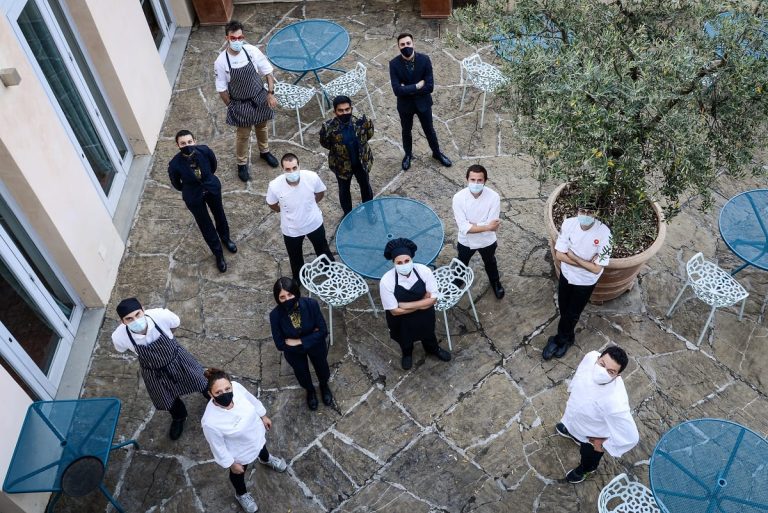 lo staff de La Leggenda dei Frati|Filippo Saporito e sua moglie in divisa|Scambio tra un fornitore di frutta e verdura e un ragazzo dello staff al ristorante|La bozza dell'idea per garantire la sicurezza al ristorante