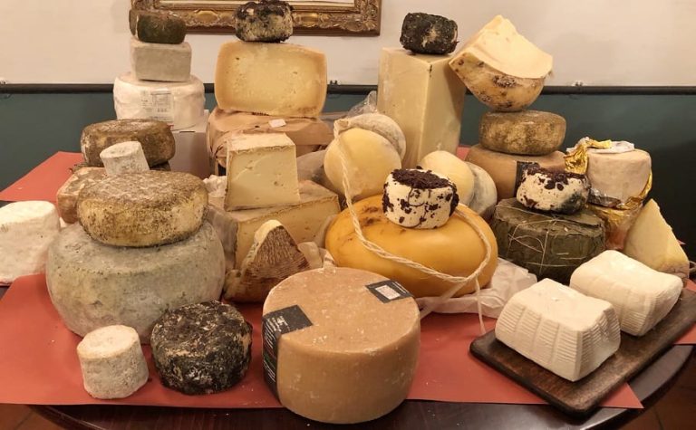 Un tavolo di formaggi rari d'Italia|