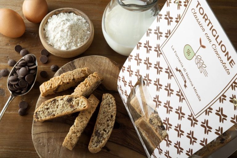 I tortiglioni al cioccolato di Nonna Mirella|La Cinquecento della Forneria|Crostate|La famiglia Massimi|Il laboratorio della Forneria di Nonna Mirella|Torciglioni con mandorle e arancia candita|I torciglioni salati con parmigiano