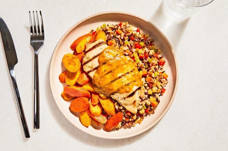 Un piatto di pollo alla griglia e carote con salsa|I meal kit di Freshly|Un piatto di carne con broccoli e patate