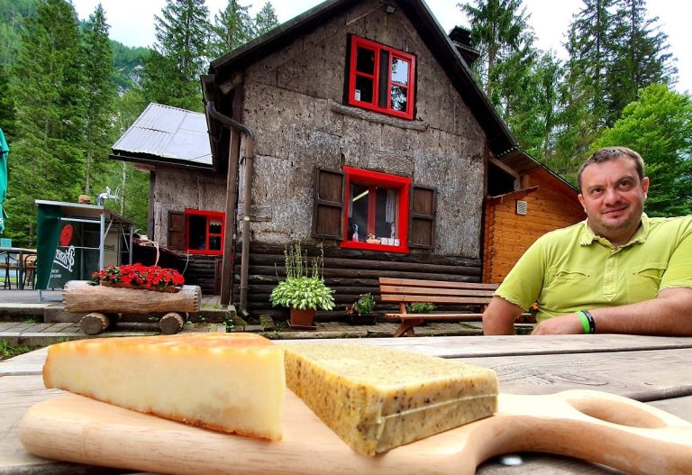 Frico e polenta su tagliere ai Sette Nani di Fusine|Tavoli all'aperto ai Sette Nani di Fusine|Stefano prepara il frico nella cucina dei Sette Nani